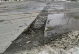 «Колёса отлетели!»: в старой части Сатки на оживлённом участке дороге глубокая колея стала причиной нескольких ДТП