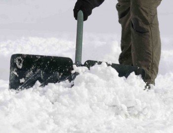 «Завалило снегом. Ждём спецтехнику»: жители посёлка в Саткинском районе просят почистить дорогу 