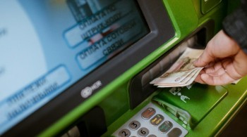 «Сняли 65 тысяч с карты»: жительницы Саткинского района обвиняются в присвоении чужих денег 