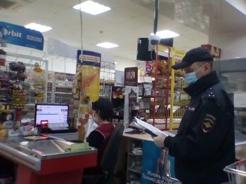  Полицейские Саткинского района проверили соблюдение мер профилактики распространения коронавируса в магазинах 