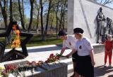 «Никто не забыт, ничто не забыто»: полицейские Саткинского района возложили цветы к мемориалу 