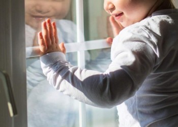 «Чтобы ребёнок не выпал из окна»: о чём важно помнить родителям 
