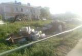 Жители одного из домов старой части Сатки складировали мусор возле детской площадки 