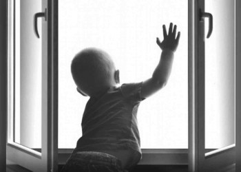 Что угрожает малышу дома, и как избежать беды: 9 важных советов от представителей МЧС 