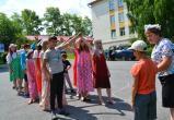 «В сарафанах и с венками на голове»: юные бакальцы отметили День семьи весёлыми народными играми 