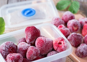 Как правильно замораживать ягоды и фрукты на зиму в домашних условиях