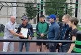 Начальник Управления по физической культуре и спорту Саткинского района Юрий Люнгвиц вручил награды ветеранам 