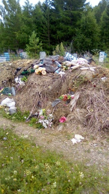 Кладбища в Бакале и Рудничном утопают в мусоре 