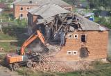 «Расселили, теперь сносят»: в Бакале продолжается демонтаж ветхоаварийных домов