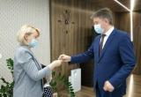 Глава Саткинского района вручил ключи от квартиры врачу-оториноларингологу Наталье Григорьевой