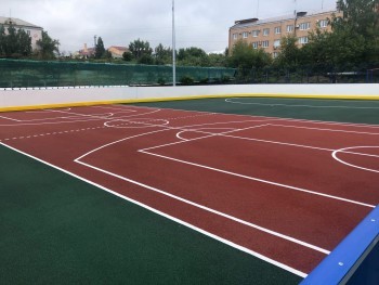 «Удобное и безопасное покрытие»: губернатор поставил в пример спортивную площадку саткинской школы № 14 
