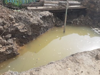 «Ни пройти, ни проехать!»: в частном секторе Бакала возле домов «стоит» вода и ломается асфальт 