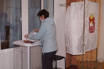 «Вчера, сегодня, завтра»: жители Саткинского района продолжают приходить на избирательные участки 