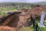 «Выглядит жутко»: зачем на cаткинском кладбище вырыли огромную яму на дороге? 