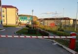 «Стало безопаснее»: при въезде на территорию саткинской школы № 4 установлен шлагбаум 