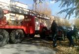 Машину эвакуировали вручную, чтобы пожарные могли получить доступ к задымленной квартире в Сатке 