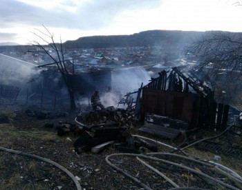 «ЧП повышенного ранга»: в Бакале огонь уничтожил дом и надворные постройки 