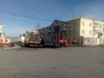 «Снег – не помеха!»: как проходит ремонт дороги в Сатке на улице Пролетарской, и когда он будет закончен 