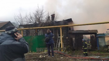«Огонь на Советской»: на месте ЧП в старой части Сатки продолжают работать пожарные 