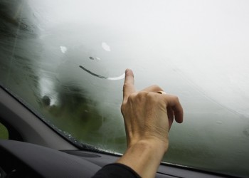 Пять проверенных способов победить запотевание стекол в автомобиле