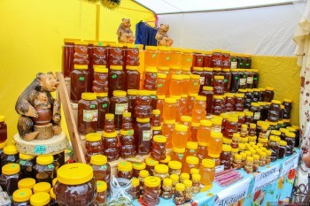 «Аптека алтайских лекарей»: в Сатке работает ярмарка мёда