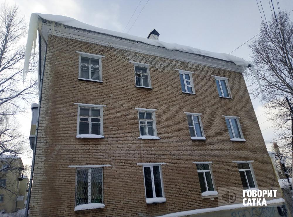 На крышах домов в Саткинском районе висят огромные сосульки На крышах домов в Саткинском районе висят огромные сосульки