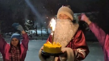 Ко Дню рождения Деда Мороза коллективы ДК «Металлург» старой части Сатки записали праздничный видеоролик 