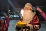 Ко Дню рождения Деда Мороза коллективы ДК «Металлург» старой части Сатки записали праздничный видеоролик 