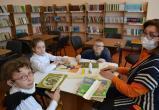 «Помочь и сберечь»: бакальские школьники отреставрировали книги из школьной библиотеки 