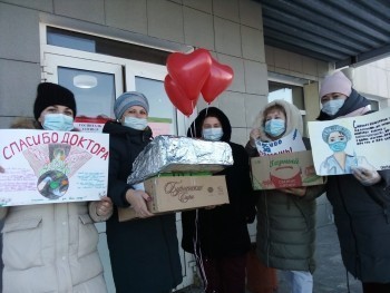 «Спасибо, доктор!»: юные жители Саткинского района отблагодарили медиков госпитальной базы за нелёгкий труд 