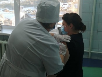 В Сатке медицинским работникам поставили прививки от коронавируса 