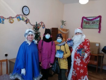 «Новогодние гости»: Дед Мороз и Снегурочка посетили юных жителей села Айлино 