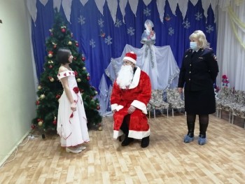 Полицейские Саткинского района и Общественный совет при ОМВД приняли участие в акции «Полицейский Дед Мороз»