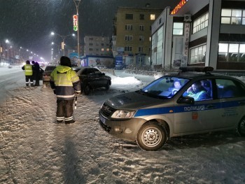 Госавтоинспекторы Саткинского района следят за тем, чтобы детей перевозили безопасно 
