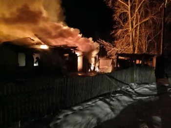  «Огонь уничтожил дом»: многодетная семья из Челябинской области лишилась жилья в результате пожара 