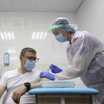 Губернатор Челябинской области Алексей Текслер сообщил о том, что планирует привиться от коронавируса 