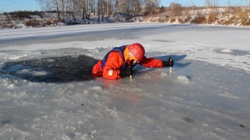  «Двое уже провалились под лед»: спасатели просят саткинских рыбаков быть осторожными 