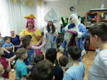 В гостях у воспитанников реабилитационного центра Саткинского района побывали Дед Мороз и Снегурочка 