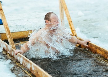 Как не навредить себе при погружении в купель на Крещение: рекомендации врача 