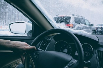 «Погода не располагает»: госавтоинспекторы просят жителей Саткинского района, по возможности, не ездить далеко 