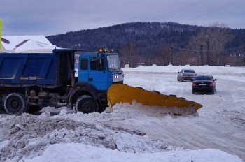 «Борьба с осадками»: работники коммунальных служб Саткинского района очищают улицы от снега 