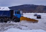 «Борьба с осадками»: работники коммунальных служб Саткинского района очищают улицы от снега 