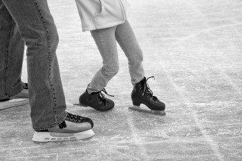 Где в Саткинском районе можно покататься на коньках и сколько придётся за это заплатить
