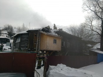 «Огонь на улице Ракшина»: в Бакале горела одна из половин жилого дома 
