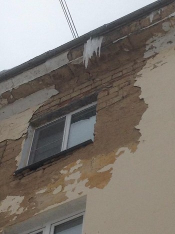 «Упадет – больно будет!»: жители Сатки жалуются на ледяные наросты, свисающие с кровель жилых домов 