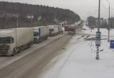   «Снег идёт, фуры стоят»: саткинцев предупреждают о том, что сегодня на трассе М-5 «Урал» - пробки 