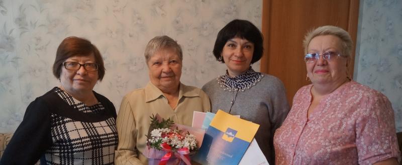 Валентина Егоровна (вторая слева) с дочерями и Ларисой Скрипченко 