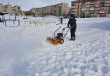 Бороться со снегом на пришкольных территориях в Сатке помогает современная спецтехника 