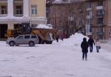 «Наконец-то!»: с главной площади Бакала начали вывозить снег 