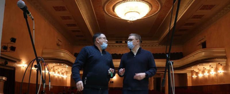 Алексей Текслер (справа) общается с директором ДК горняков Андреем Рязановым 